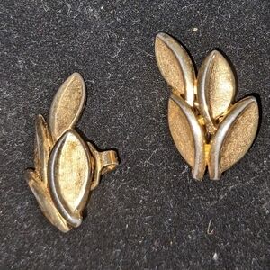 Vintage costume jewelry gold colored leaves clip-on earrings, T2B2A